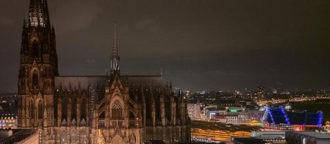 Blick von oben auf den Weihnachtsmarkt am Dom in Köln.