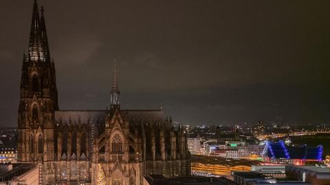 Blick von oben auf den Weihnachtsmarkt am Dom in Köln.