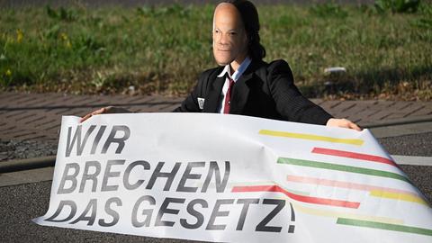Ein Mitglied der Protestgruppe Letzte Generation während einer Sitzblockade.