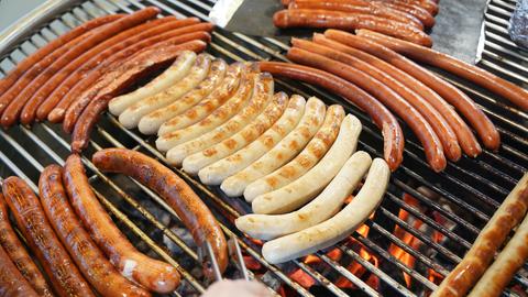 Beim Festival der Currywurst werden an mehr als zwei Dutzend Ständen Würste gegrillt. 