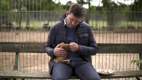 Philipp Engel mit Huhn