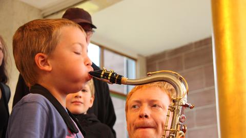 Kinder bei einem Projekt der hr-Bigband