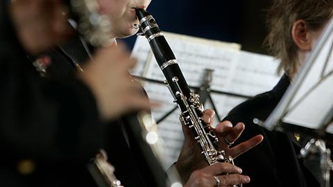 Nahaufnahme, wie ein Mensch Klarinette spielt
