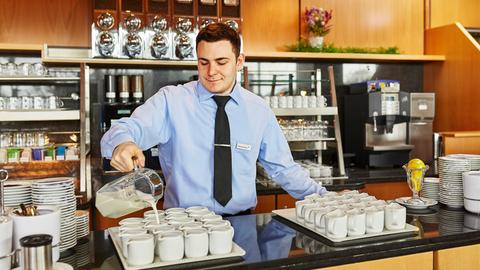 Auszubildender am Kaffeebufett