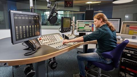 Mediengestalter am Mischpult