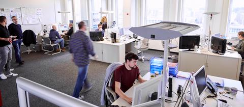 Menschen arbeiten in einer Redaktion