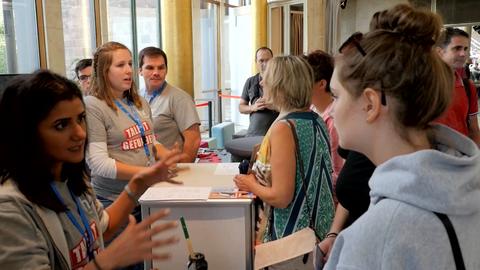 hr-Azubis informieren Besucher auf dem Azubi-Info-Tag 2018 in der Goldhalle