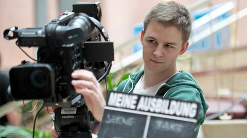 Schüler bedient eine Fernsehkamera