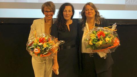 Preisträgerinnen Petra Boberg (li.) und Christine Rütten mit Redakteurin Tanja Nadig (re.).