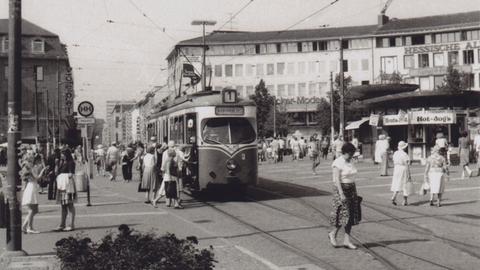 Kasseler Straßenbahn der Linie 1 auf dem Königsplatz in den fünfziger Jahren.