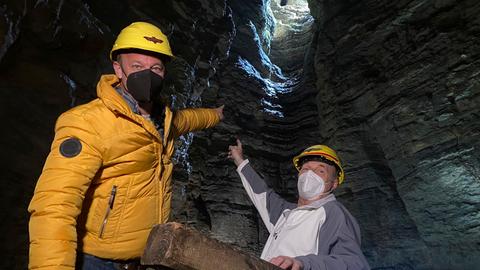 Tobi mit Höhlenführer Gordon Ulrich in Teufelshöhle.