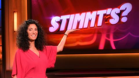 "Stimmt's?"-Moderatorin Evren Gezer vor einem Monitor mit dem Sendungslogo.