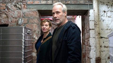 Anna Janneke (Margarita Broich) und Paul Brix (Wolfram Koch) stehen in einem Kellergewöllbe.