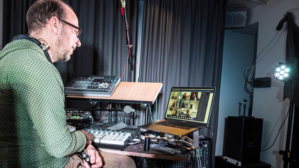 hr-Bigband-Musiker Oliver Leicht beim Online-Unterricht