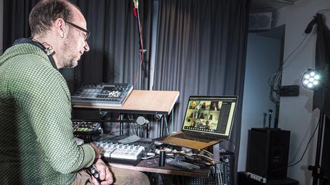 hr-Bigband-Musiker Oliver Leicht beim Online-Unterricht
