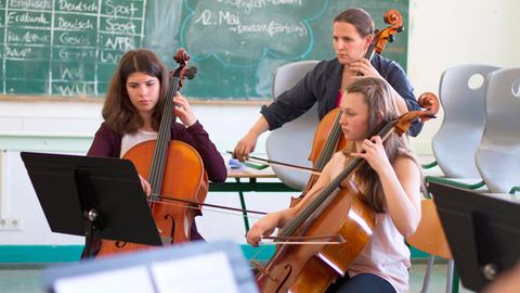 Coach 'n' Concert 2016: Barbara Petit vom hr-Sinfonieorchester probt mit Schülerinnen.