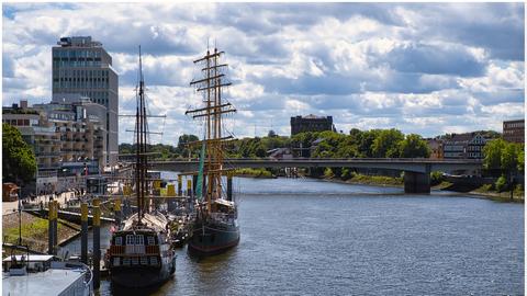 Wolken über der Weser: In Bremen ankern Segelschiffe direkt in der Stadt