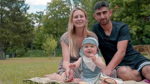 Laura und Parwes mit Sohn Said Amaru.