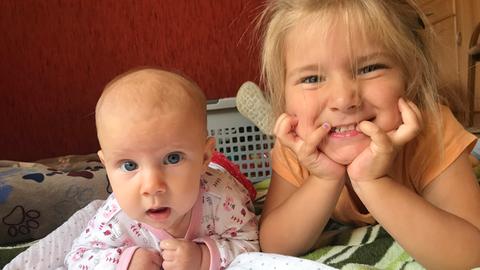 Baby Sofia und Tochter Isabella