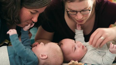 Saskia (li.) und Sabrina mit Henri und Theo.