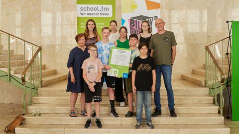 Gewannen den school.fm-Preis 2023 in der Kategorie für „Einfach Weltoffen“: Schülerinnen und Schüler des Schulradios freistein.FM der Freiherr-vom-Stein-Schule in Dauborn.