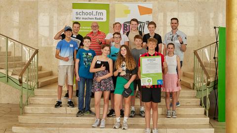 Gewannen den school.fm-Preis 2023 in der Kategorie für „Bester Radionachwuchs“: Schülerinnen und Schüler des Schulradios Reis.FM der Philipp-Reis-Schule in Friedrichsdorf.