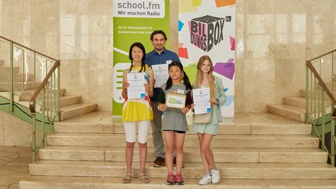 Gewannen den school.fm-Sonderpreis 2023 für das Thema „100 Jahre Radio“: Schülerinnen und Schüler des Schulradios Francke.fm der August-Hermann-Francke-Schule in Gießen.