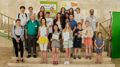 Teilnehmende Schülerinnen und Schüler beim school.fm-Sonderpreis 2023 für das Thema „100 Jahre Radio“.