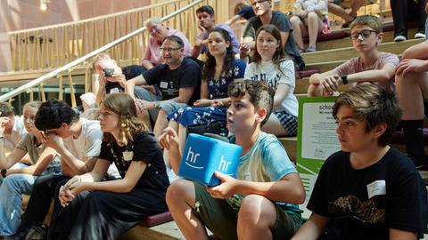 Schülerinnen und Schüler von Schulradios und Radioprojekten bei der Preisverleihung von school.fm 2023 im Hessischen Rundfunk (hr).