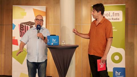 Moderator Johannes Sassenroth mit Jurymitglied Thomas Koschwitz bei der Preisverleihung von school.fm 2023 im Hessischen Rundfunk (hr).