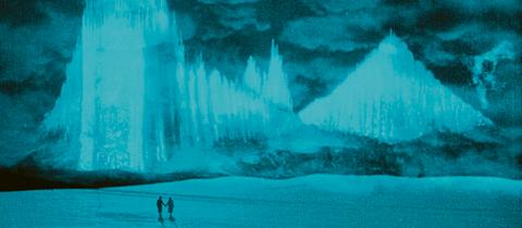 Ausschnitt aus dem Stummfilm "Der heilige Berg" - Zwei Menschen in verschneiter Berglandschaft