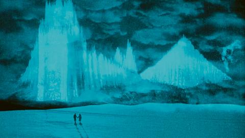 Ausschnitt aus dem Stummfilm "Der heilige Berg" - Zwei Menschen in verschneiter Berglandschaft