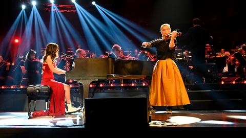 Impression vom Music Discovery Project 2022 - "HeimSpiel": Alice Merton (Gesang), Mari Samuelsen (Violine) und das hr Sinfonieorchester unter der Leitung von John Axelrod.