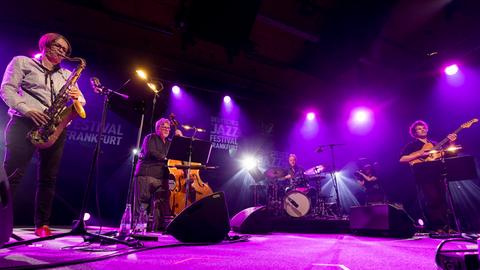 53. Deutsches Jazzfestival Frankfurt 2022 – Ingrid Laubrock Quartet: Ingrid Laubrock, Saxofon, Komposition; Brandon Seabrook, Gitarre; Michael Formanek, Bass; Tom Rainey, Schlagzeug.