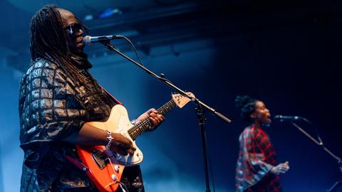 Dave Okumu & The 7 Generations (im Bild): Dave Okumu (Gitarre, Geang) und Anthonia Edwards Gesang).