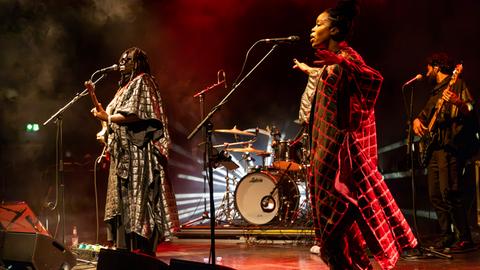 Dave Okumu & The 7 Generations (im Bild): Dave Okumu (Gitarre, Geang), Anthonia Edwards Gesang) und Yves Fernandes (Bass).