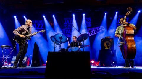 John Scofield Trio (im Bild): John Scofield (Gitarre), Vicente Archer (Bass) und Bill Stewart (Schlagzeug).