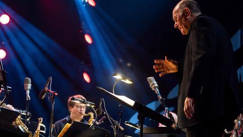 Terri Lyne Carrington & hr-Bigband: New Standards (im Bild): Jim McNeely (Leitung hr-Bigband).