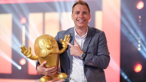 Moderator Jens Kölker mit dem "Goldenen Onkel Otto".