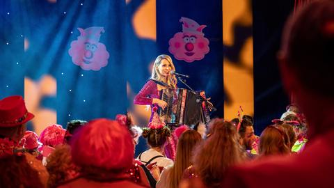 Die österreichische Sängerin Melissa Naschenweng bei ihrem Auftritt für die Fastnachtsshow „Rosa Wölkchen 2023“ im hr-Sendesaal in Frankfurt am Main.
