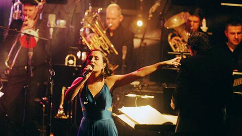 Alice Merton live mit der hr-Bigband.