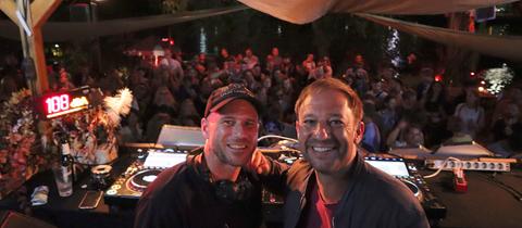 Tobi Kämmerer besucht das Ours-Festival im Blauen Wasser mit DJ Sascha Lebemann (li).