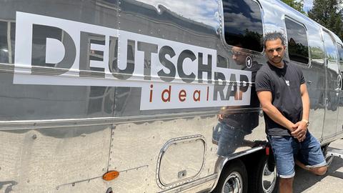 Host Simon Vogt am „Deutschrap ideal“-Truck – ein mobiles Musikstudio.