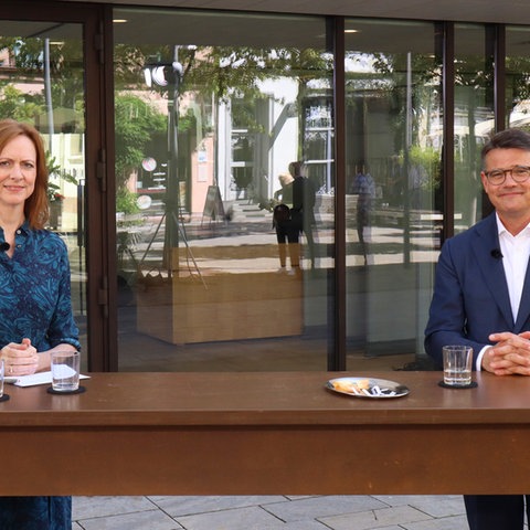 Sandra Müller und Ute Wellstein (Mitte) interviewen Boris Rhein (CDU). 