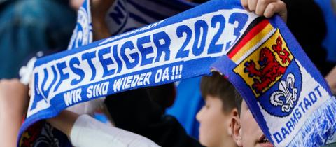 Schal von SV Darmstadt 98 mit der Aufschrift: "Aufsteiger 2023"