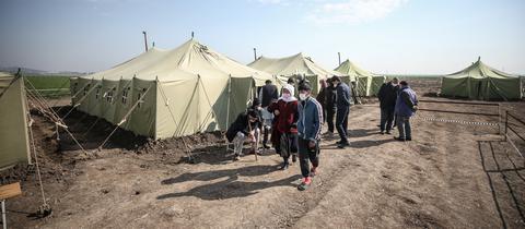 Ein Lager mit Notunterkünften aus Zelten