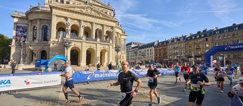 Läufer beim Frankfurt Marathon vor der Alten Oper.