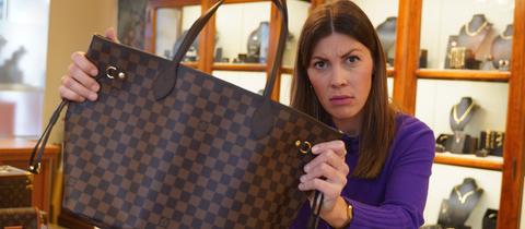 Teure Luxus-Fakes – Reporterin Laura Kipfelsberger versucht der Spur der Fälscher zu folgen.