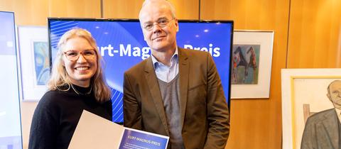 : Verleihung des 60. Kurt-Magnus-Preises der ARD am 24.03.2023 durch den Hessischen Rundfunk: Lisa Muckelberg (hr), Trägerin des 1. Preises, mit Laudator Thomas Hinrichs (Programmdirektor BR).