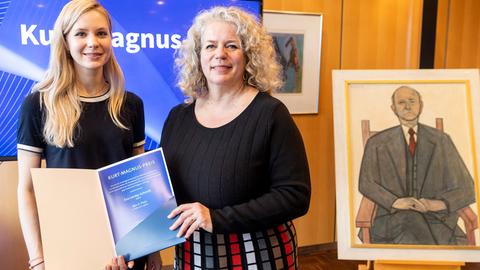 Verleihung des 60. Kurt-Magnus-Preises der ARD am 24.03.2023 durch den Hessischen Rundfunk: Eva Lamby-Schmitt (MDR), Trägerin des 3. Preises, mit Anke Mai (Programmdirektorin SWR).